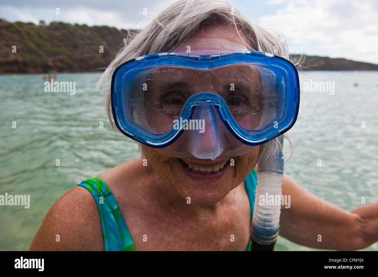 Mature Woman snorkeling à Hanauma Bay Nature Preserve, Oahu, Hawaii Banque D'Images