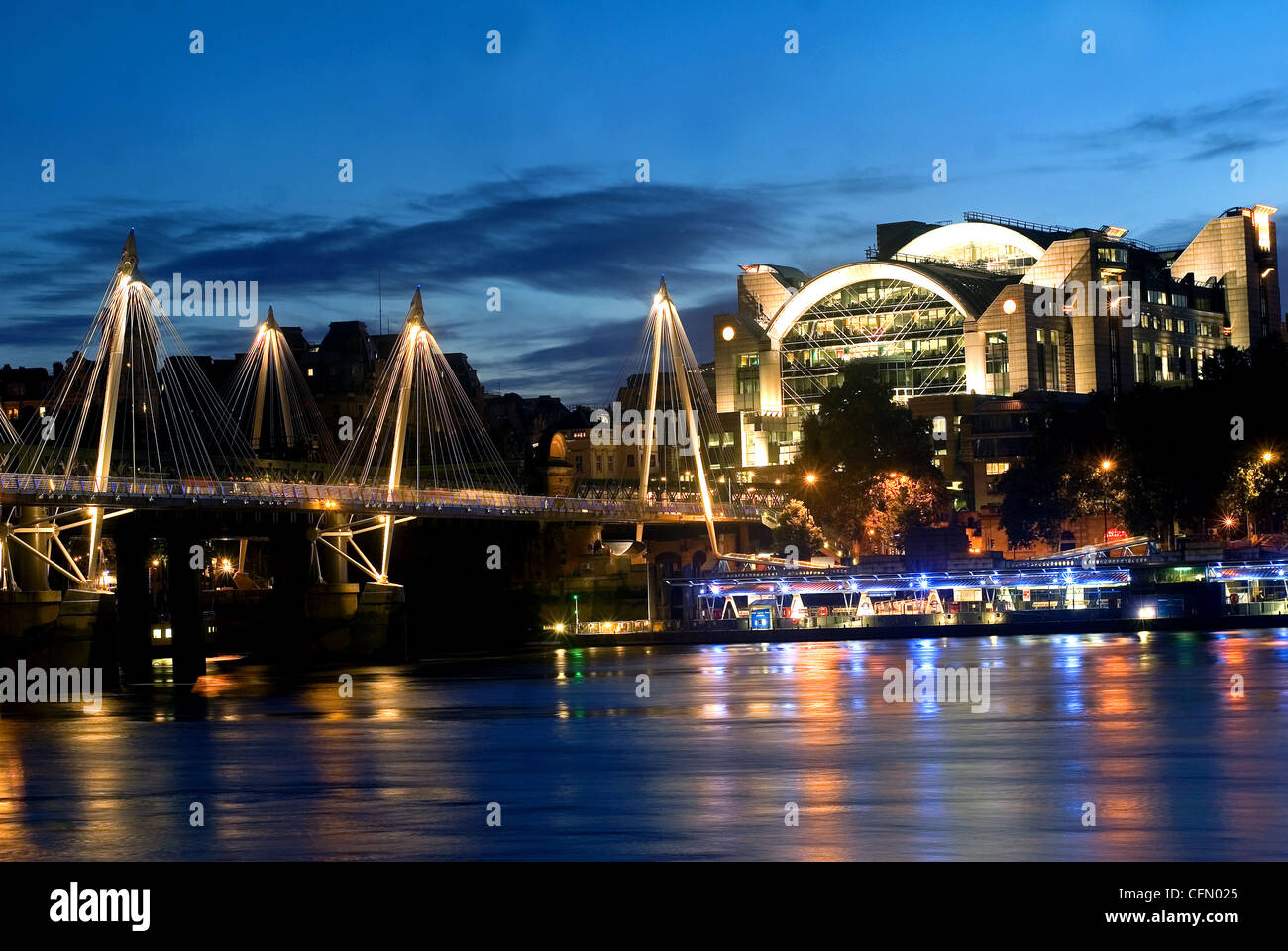 La gare de Charing Cross par nuit avec Hungerford Bridge Banque D'Images