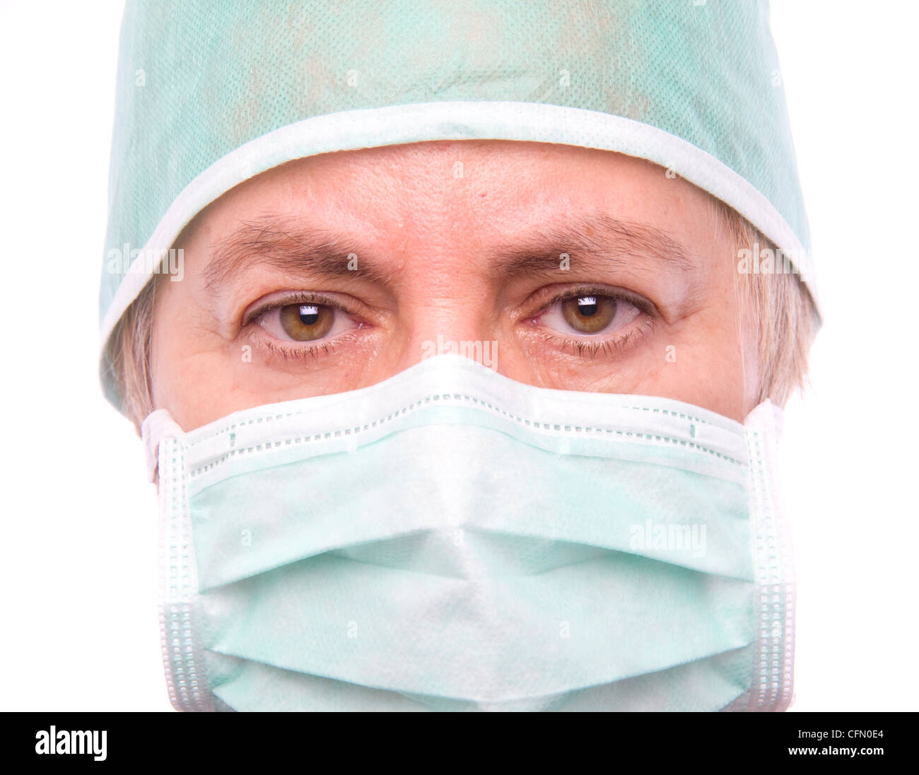 Portrait de femme médecin d'âge moyen avec un masque chirurgical isolé sur fond blanc Banque D'Images