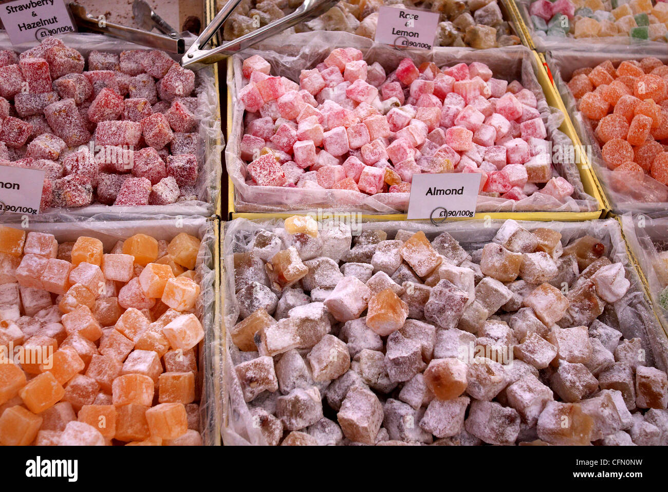 Une sélection de loukoum sur un étal de marché. Banque D'Images