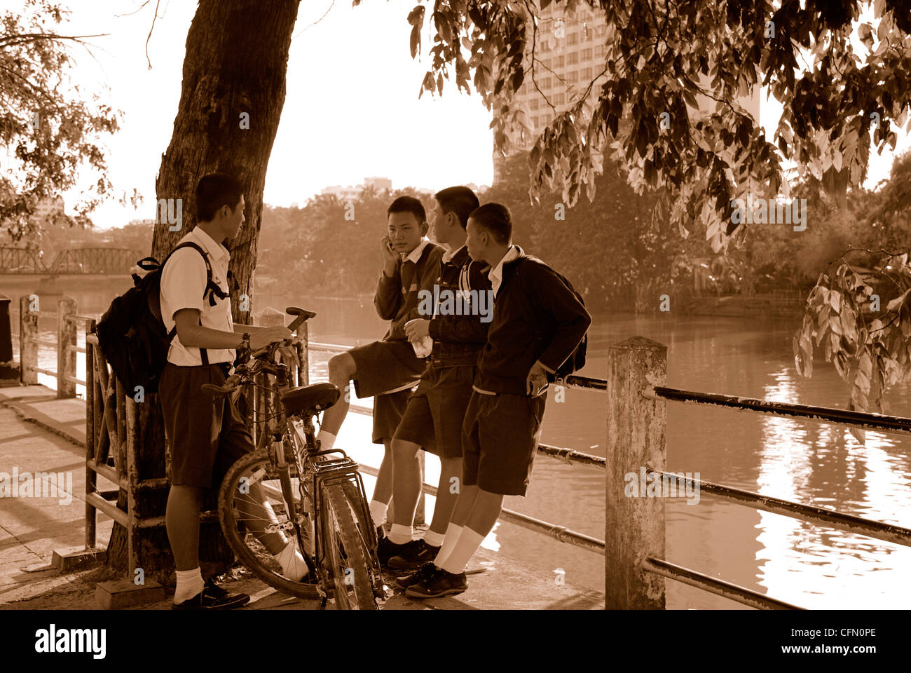 Les garçons de l'école après l'école de détente à Chiang Mai. Chiang Mai dans le Nord de la Thaïlande le 11/05/2011 Banque D'Images