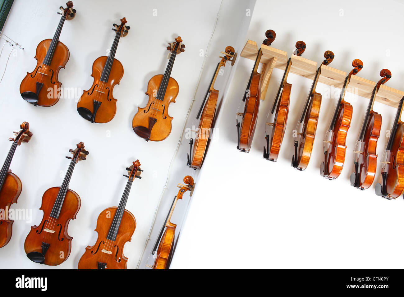 Violons en vente dans un magasin de musique. Banque D'Images