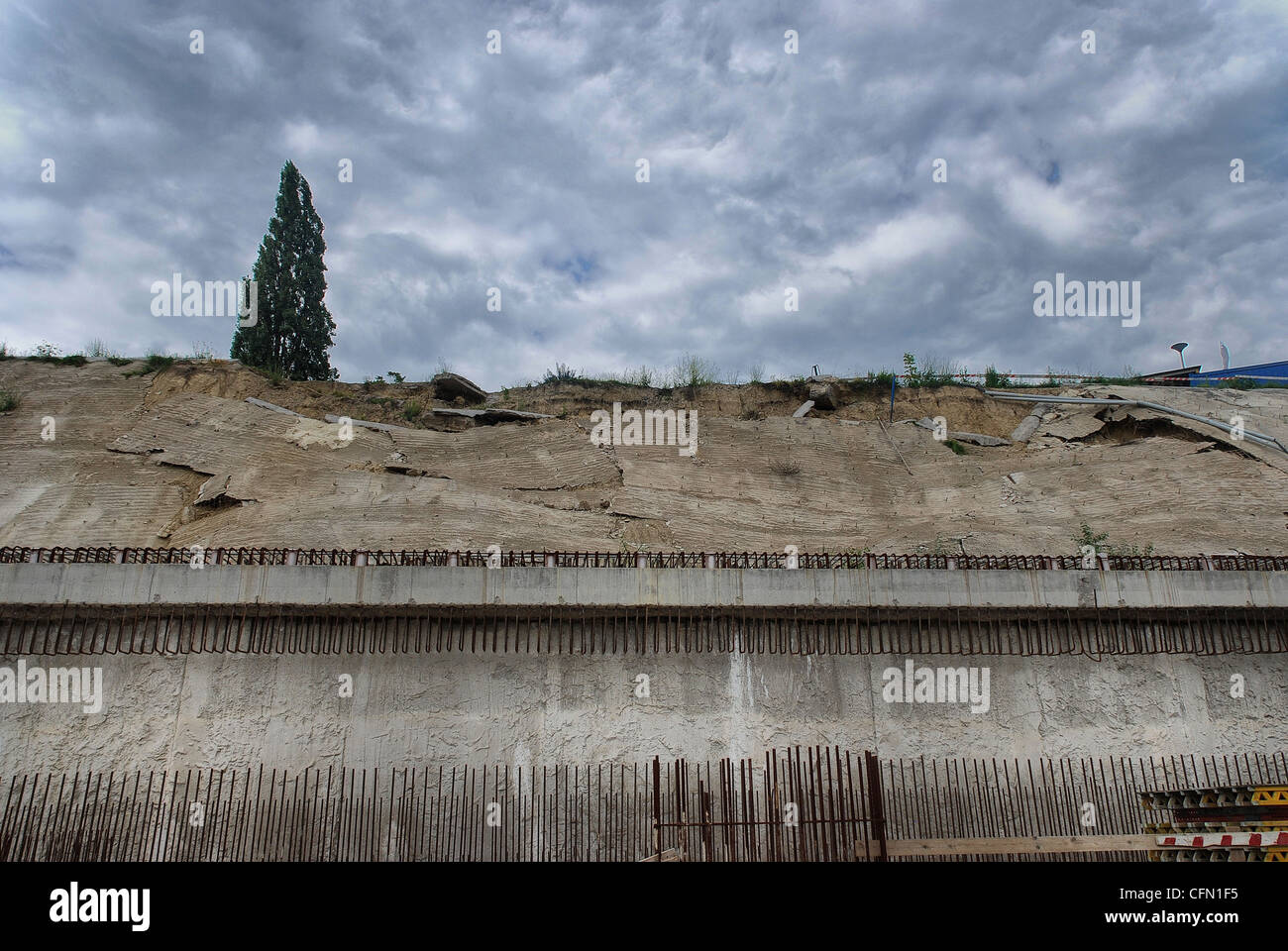 Grand tremblement de terre. Le mur de béton a été effondrement Banque D'Images