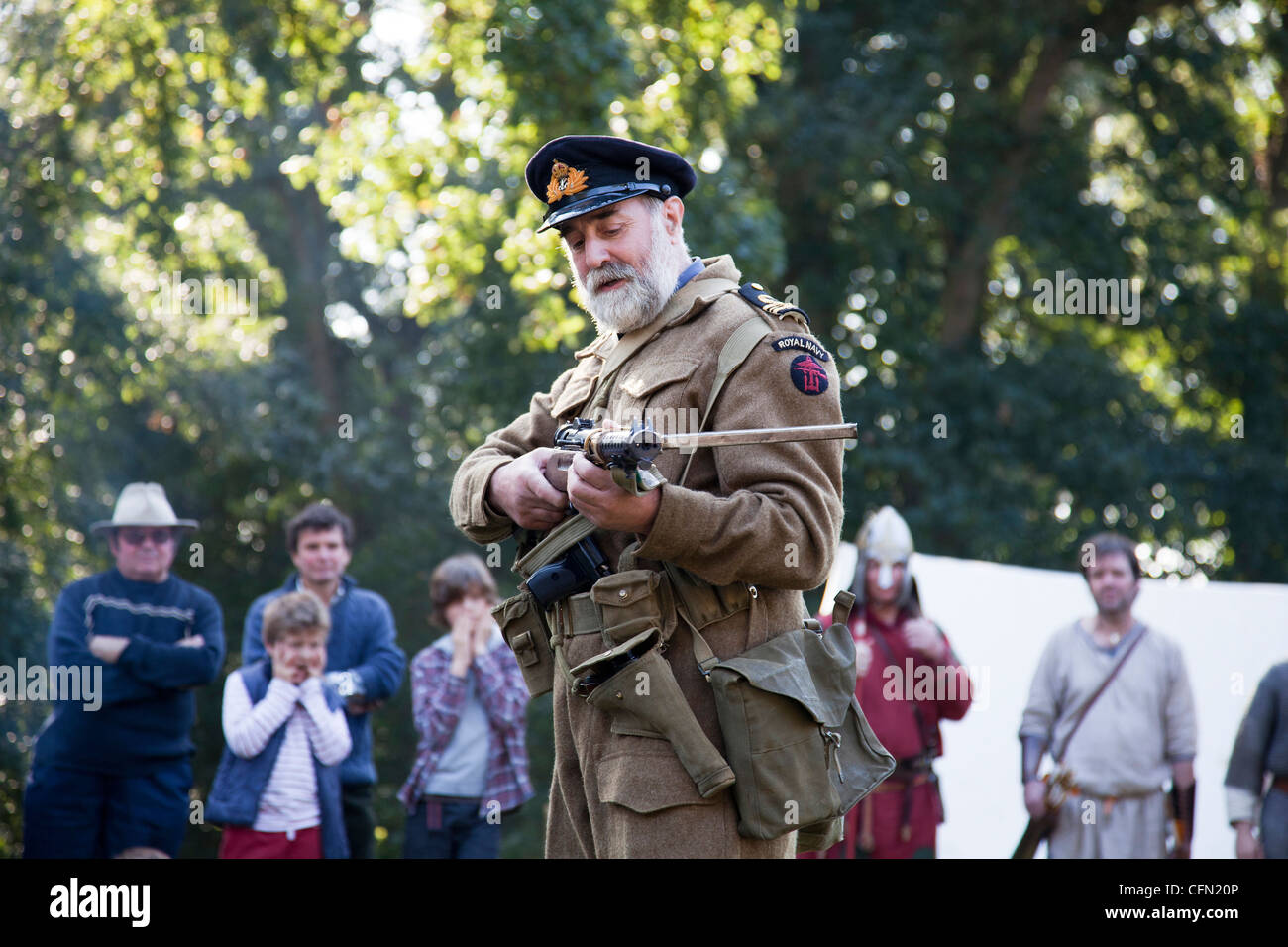 Démonstration de pistolet-mitrailleur Lanchester at living history fayre Banque D'Images