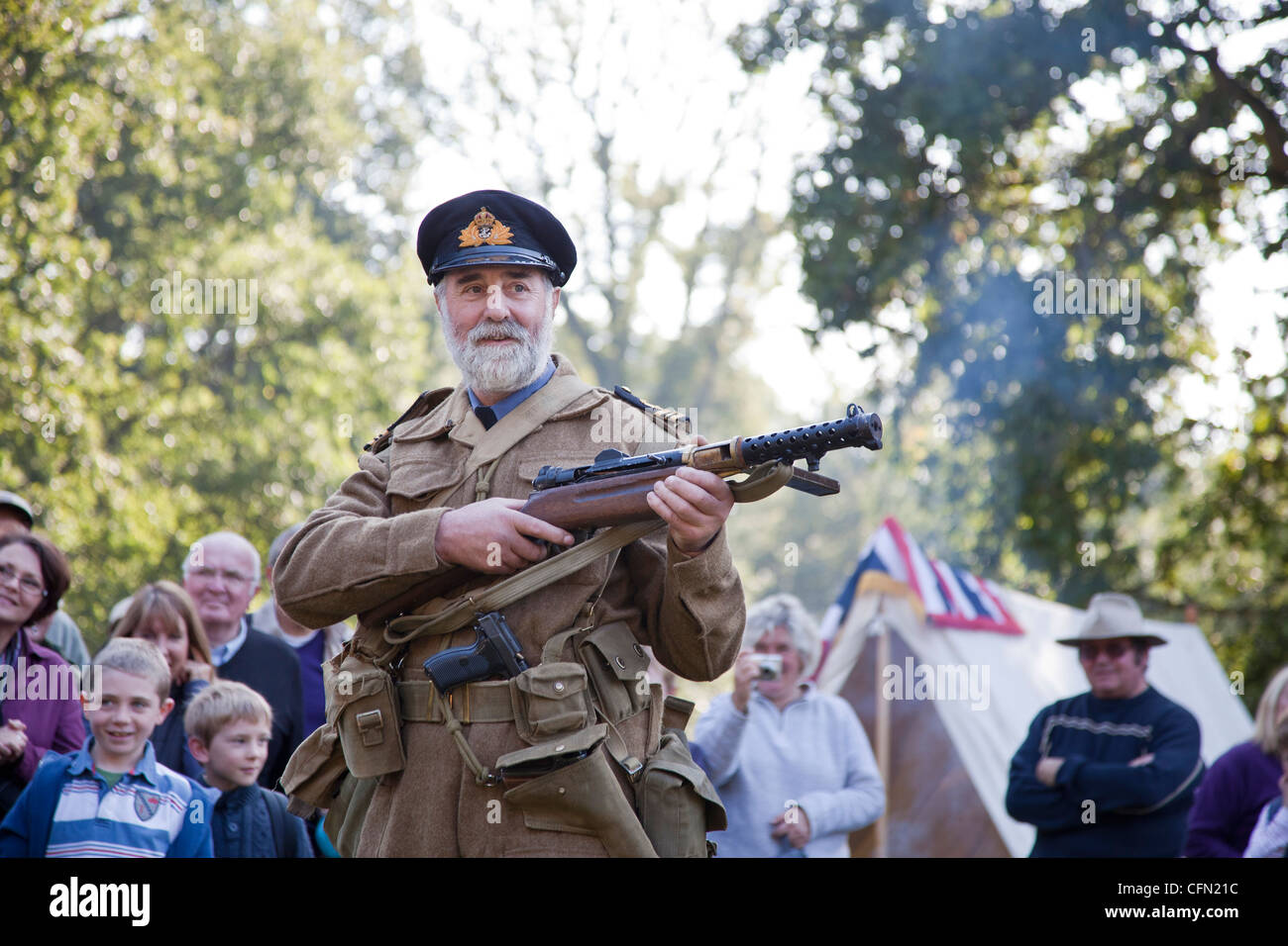 Démonstration de pistolet-mitrailleur Lanchester, utilisé dans la deuxième guerre mondiale par l'armée britannique Banque D'Images