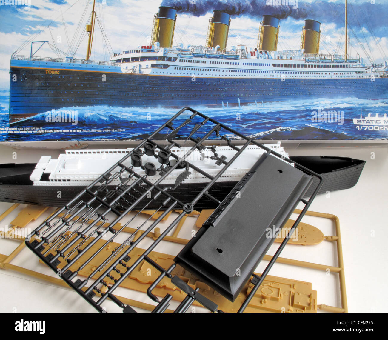 Un kit de pièces démontées et le modèle du Titanic le navire. Banque D'Images