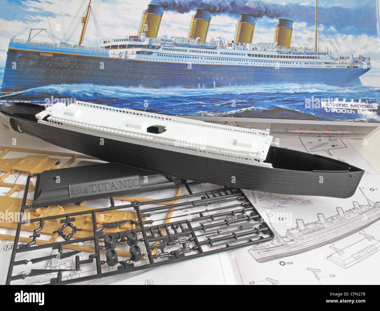 Un kit de pièces démontées et le modèle du Titanic le navire. Banque D'Images