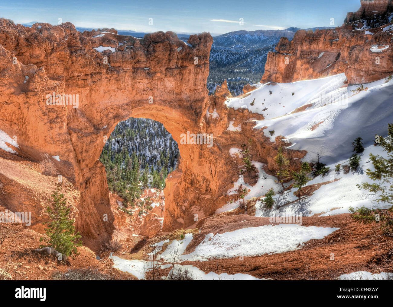 Bryce Canyon, Utah, USA - pont de pierre naturel / Arch en hiver avec de la neige Banque D'Images
