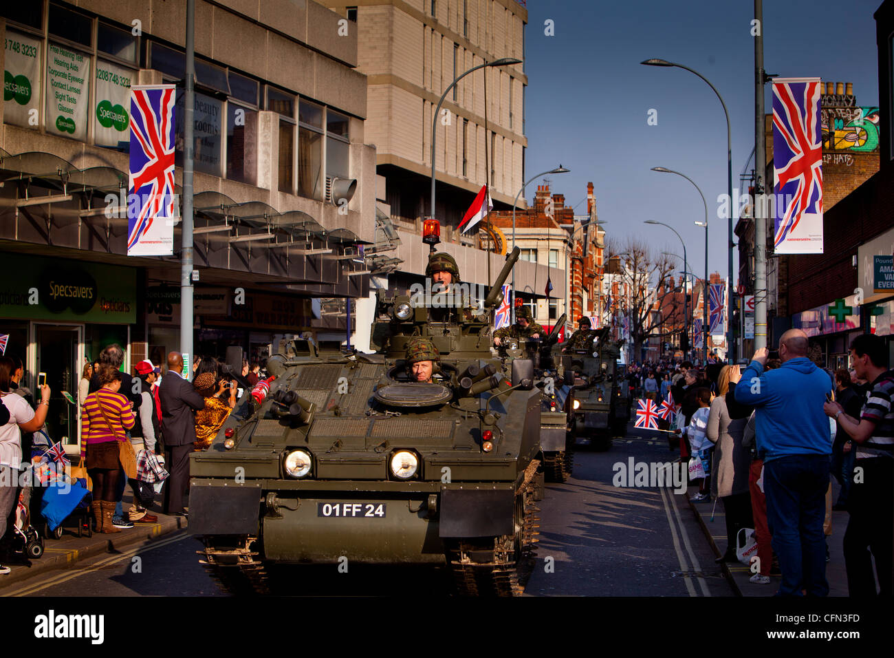 Les tanks de l'armée territoriale le régiment Royal Yeomanry roulant dans les rues de Hammersmith Banque D'Images