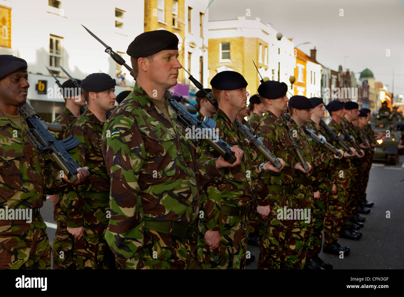 Les troupes royales Yeomanry à permanent lors d'une parade dans Hammersmith Banque D'Images