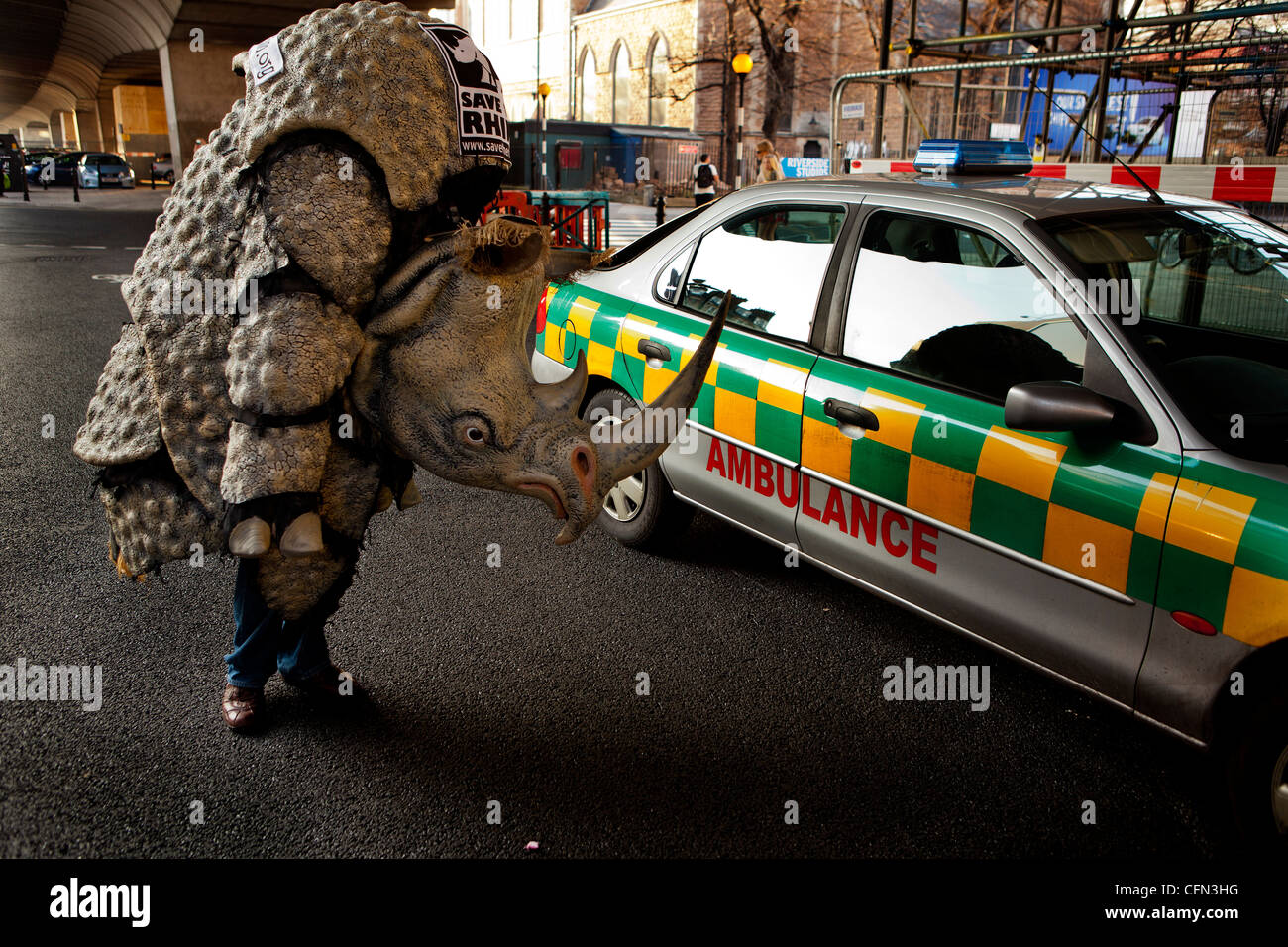 Homme habillé en costume de rhino se tient en dehors de la Hammersmith Apollo Banque D'Images