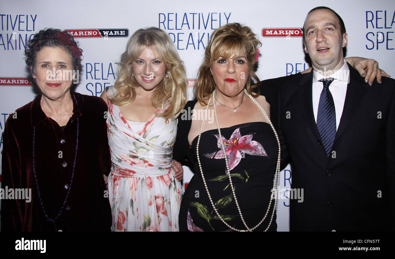 Julie Kavner, Ari Graynor, Caroline Aaron et Danny Hoch après la soirée d'ouverture de la partie de la production de Broadway "Relativement parlant" tenue à l'Bryant Park Grill New York City, USA - 20.10.11 Banque D'Images