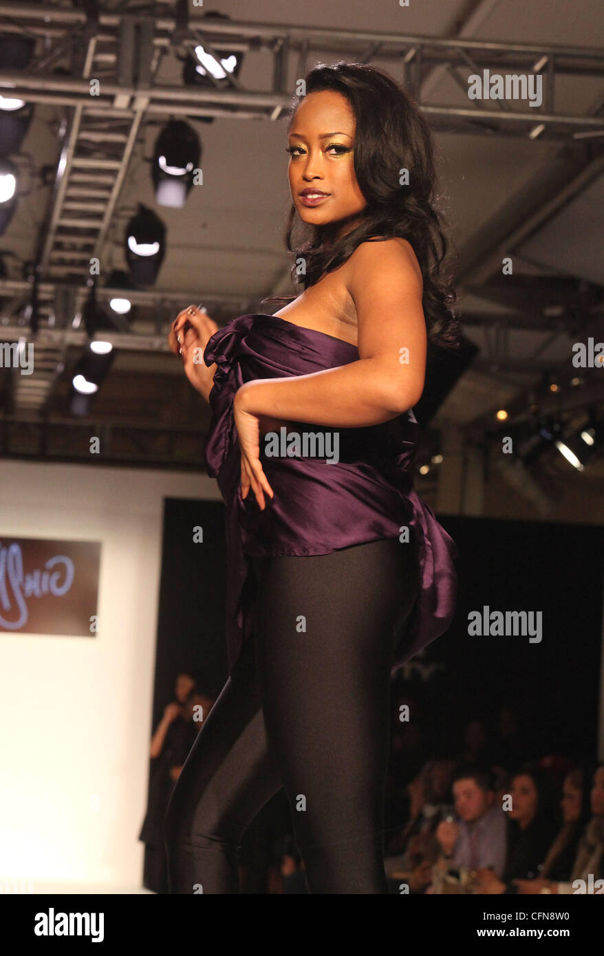 Keenyah Mercedes-Benz IMG New York Fashion Week Automne 2011 - Trident Gum Vitalité présente Indashio - Arrivées, la piste, à l'avant et à l'arrière plan la ville de New York, USA - 16.02.11 Banque D'Images