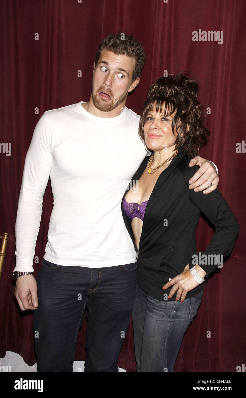 Josh Kelly et Ilene Kristen acteurs dans le soap opera ABC 'Une vie à vivre' féliciter leurs co-star Ilene Kristen sur avec comme tante Toniann dans la comédie Off-Broadway 'My Big Gay mariage italien' à St Luke's Theatre New York City, USA - 17 ans Banque D'Images