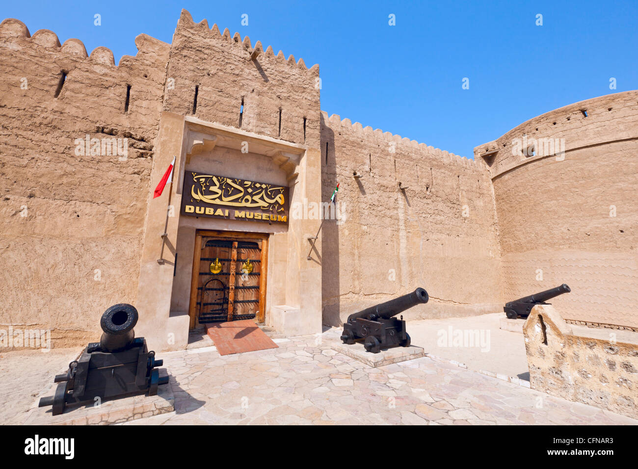 Canons à l'extérieur du musée de Dubaï, le Fort Al Fahidi, Bur Dubai, Émirats arabes unis, Moyen Orient Banque D'Images