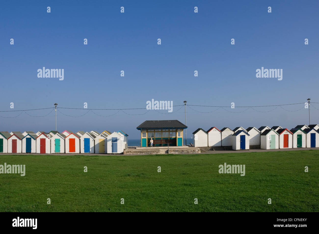 Des cabines de plage et de la promenade d'abris, Paignton, Devon, Angleterre, Royaume-Uni, Europe Banque D'Images