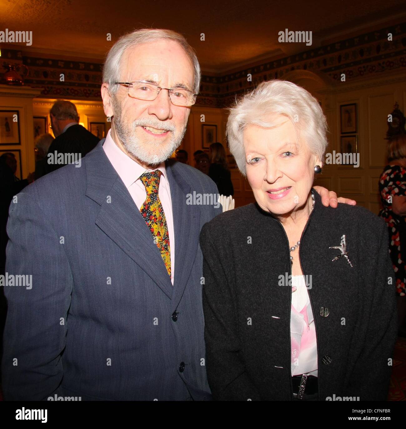 Andrew Sachs et June Whitfield, ancien de l'année 2011 tenue à Simpsons dans le Strand Londres - à l'intérieur. Londres, Angleterre - 10.02.11, Banque D'Images