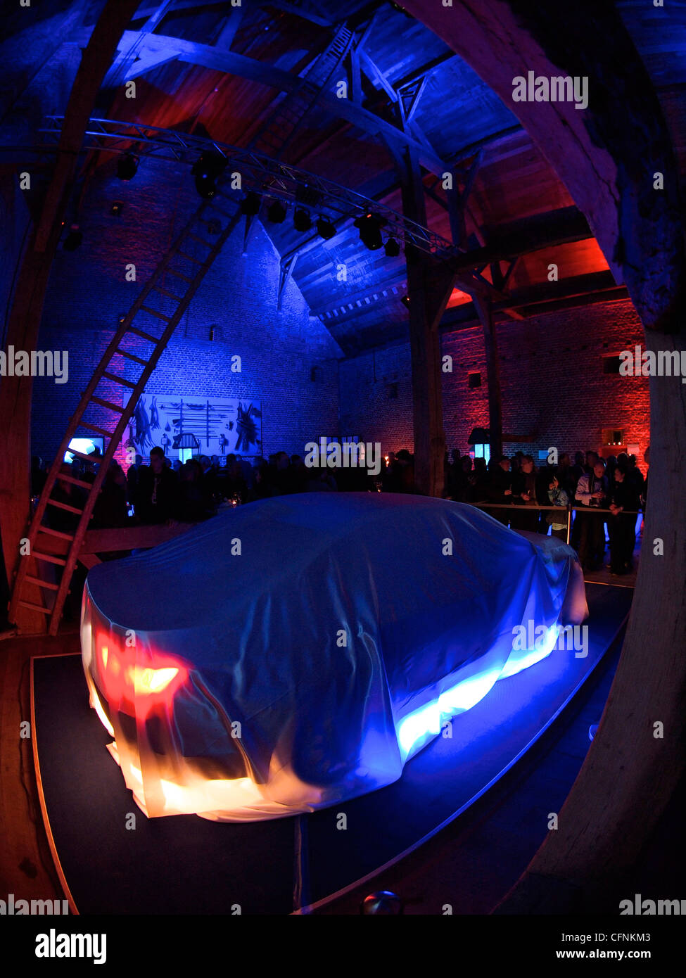 Attente de la foule 2012 BMW 5-series qui sera dévoilée dans un château à Geetbets, Belgique Banque D'Images