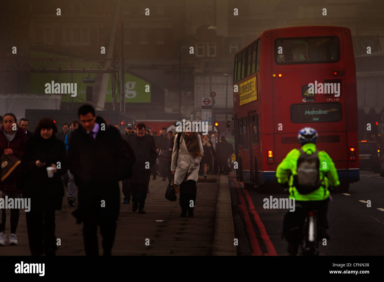 Les navetteurs et occupé le trafic traversant le pont de Londres sur un matin de smog Banque D'Images