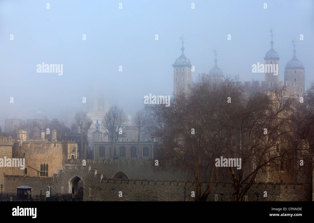 Une vue de la Tour de Londres dans le brouillard Banque D'Images