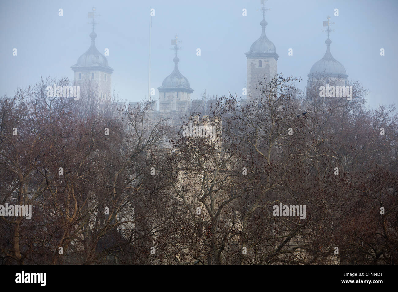 Les tourelles de la Tour de Londres dans le brouillard du matin Banque D'Images