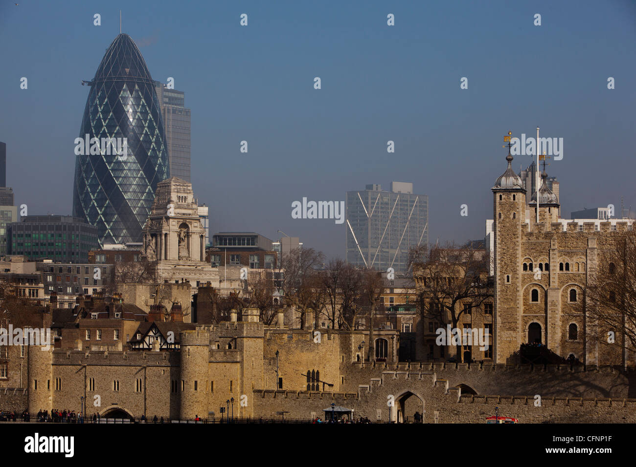 Vue de la Tour de Londres et le Gherkin sur un matin brumeux à Londres Banque D'Images