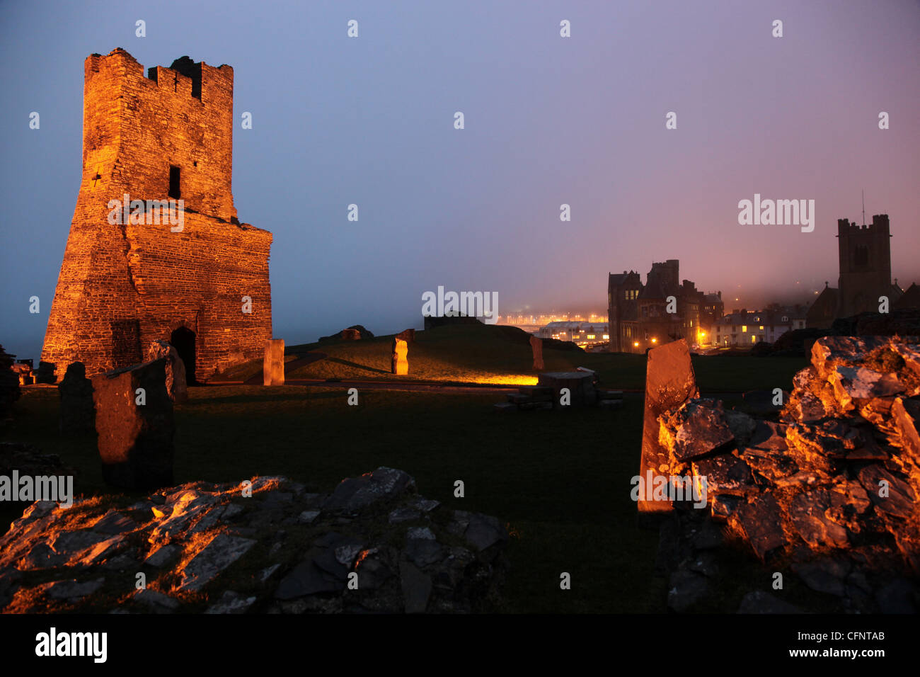 Château d'Aberystwyth avec l'ancien collège en arrière-plan , ceredigion Pays de Galles uk . Banque D'Images