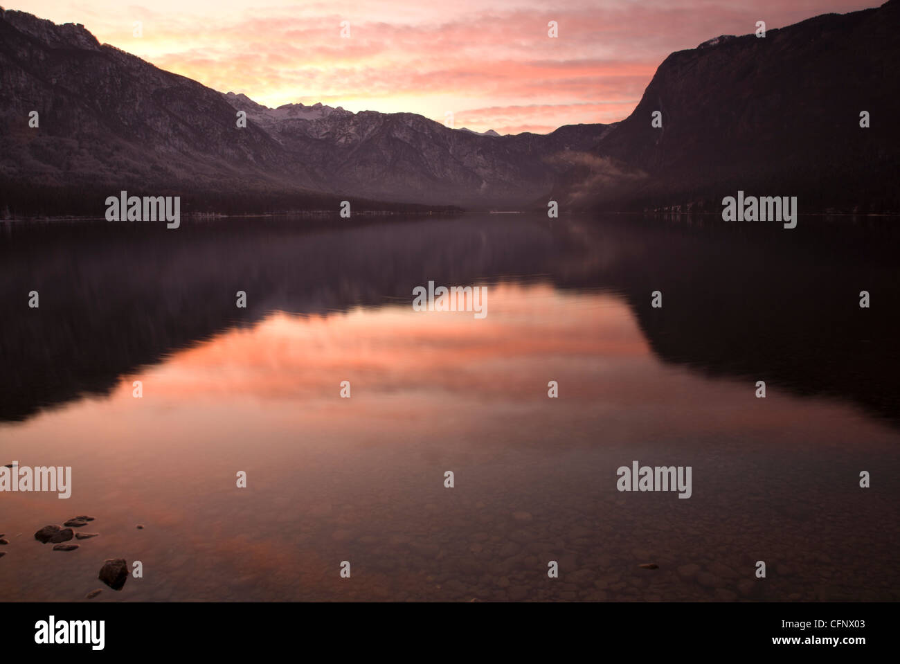 Les Alpes Juliennes reflète dans le lac de Bohinj au premier coucher de soleil de la nouvelle année, le parc national du Triglav, en Slovénie Banque D'Images