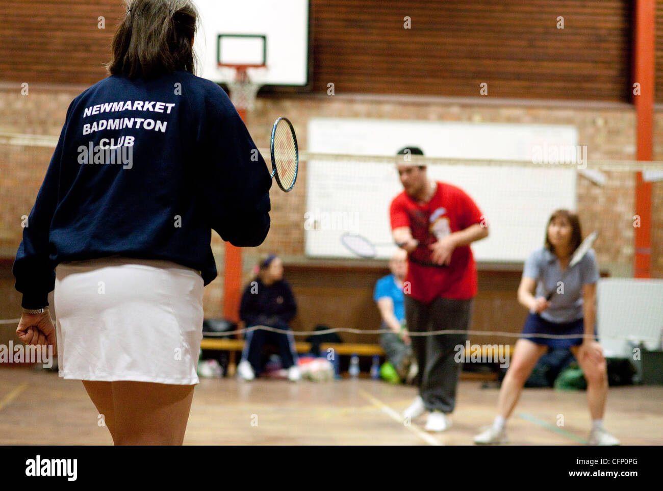 Les gens à jouer au badminton à leur club local, Newmarket Suffolk UK Banque D'Images
