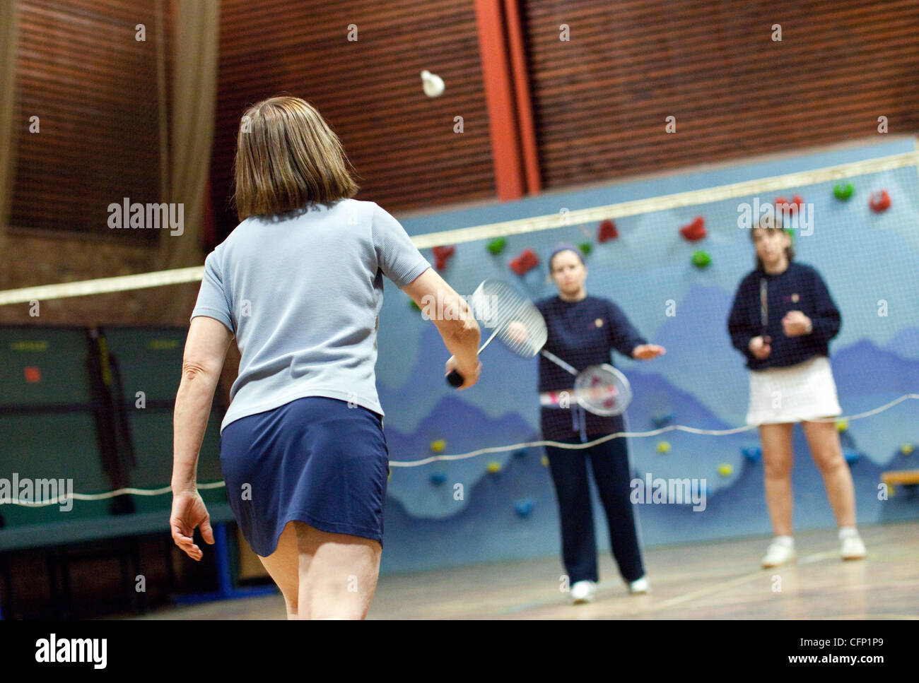 Les femmes à jouer au badminton à l'intérieur à leur club local, Newmarket Suffolk UK Banque D'Images