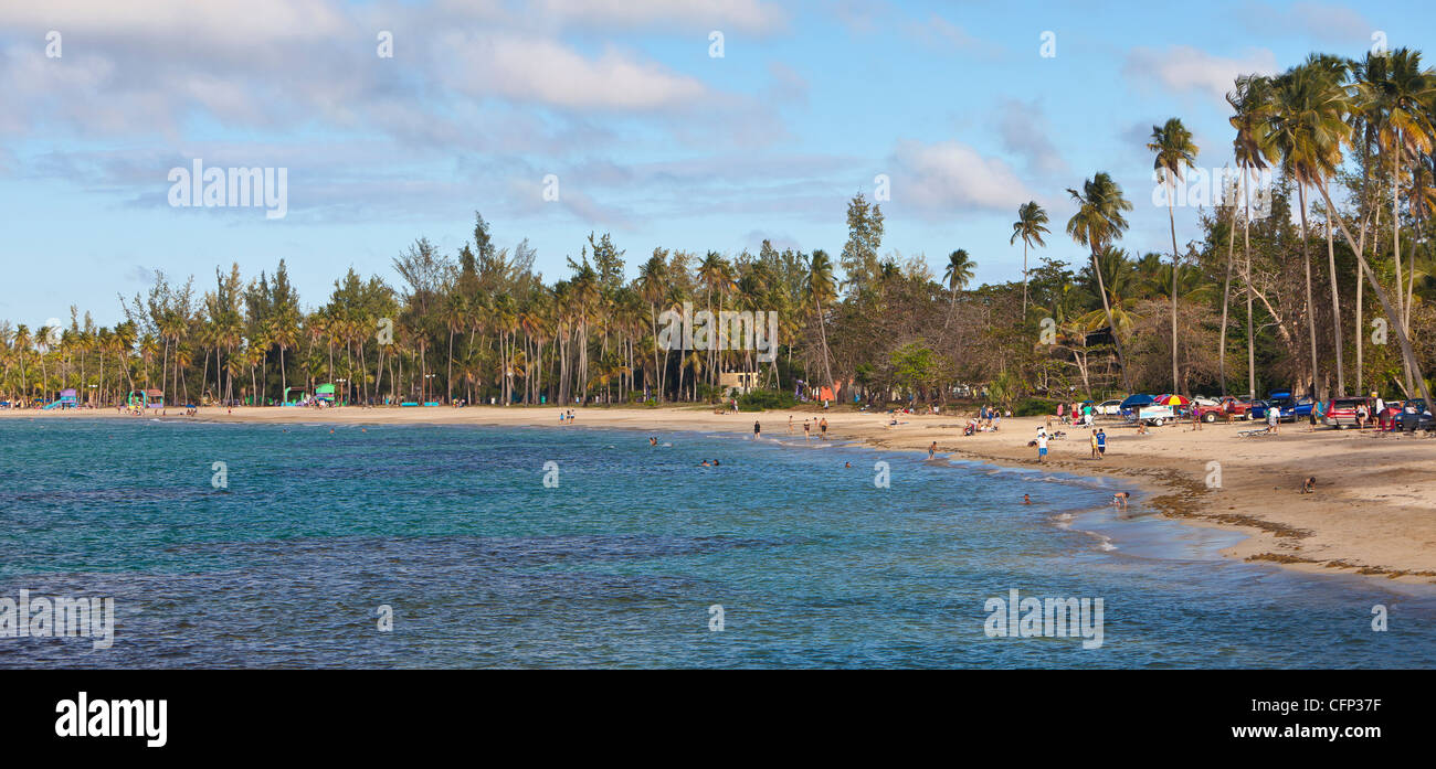 LUQUILLO, PUERTO RICO - aux personnes bénéficiant d'une plage publique. Banque D'Images