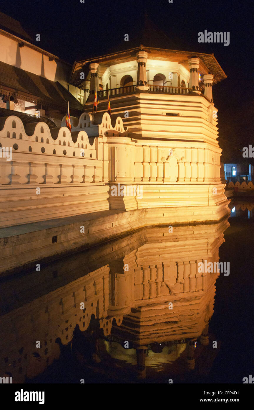 Allumé en sanctuaire bouddhiste le temple sacré de la Dent sacrée (Dalada Maligawa) dans la région de Kandy, Sri Lanka Banque D'Images