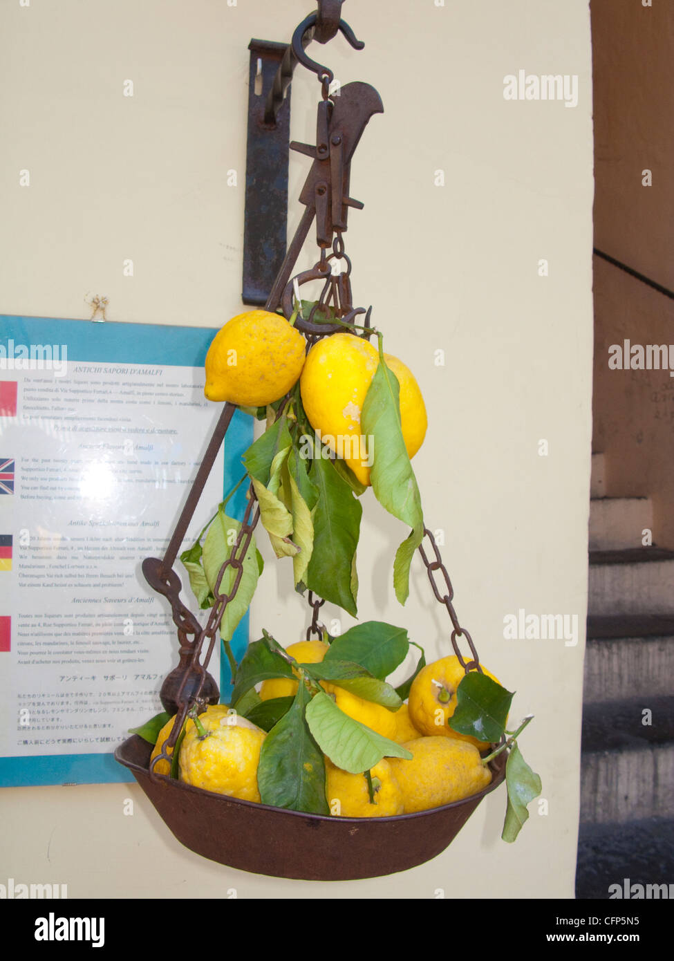 Citrons frais en face d'un magasin de fruits, village d'Amalfi, côte amalfitaine, UNESCO World Heritage site, Campanie, Italie, mer Méditerranée Banque D'Images