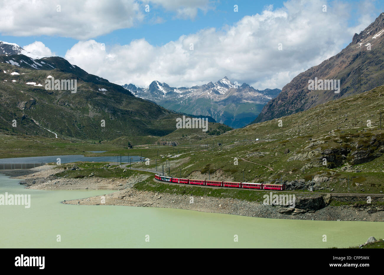 Le Glacier Express train près de Saint-moritz, Canton des Grisons, Suisse, Alpes, Europe Swiitzerland Banque D'Images