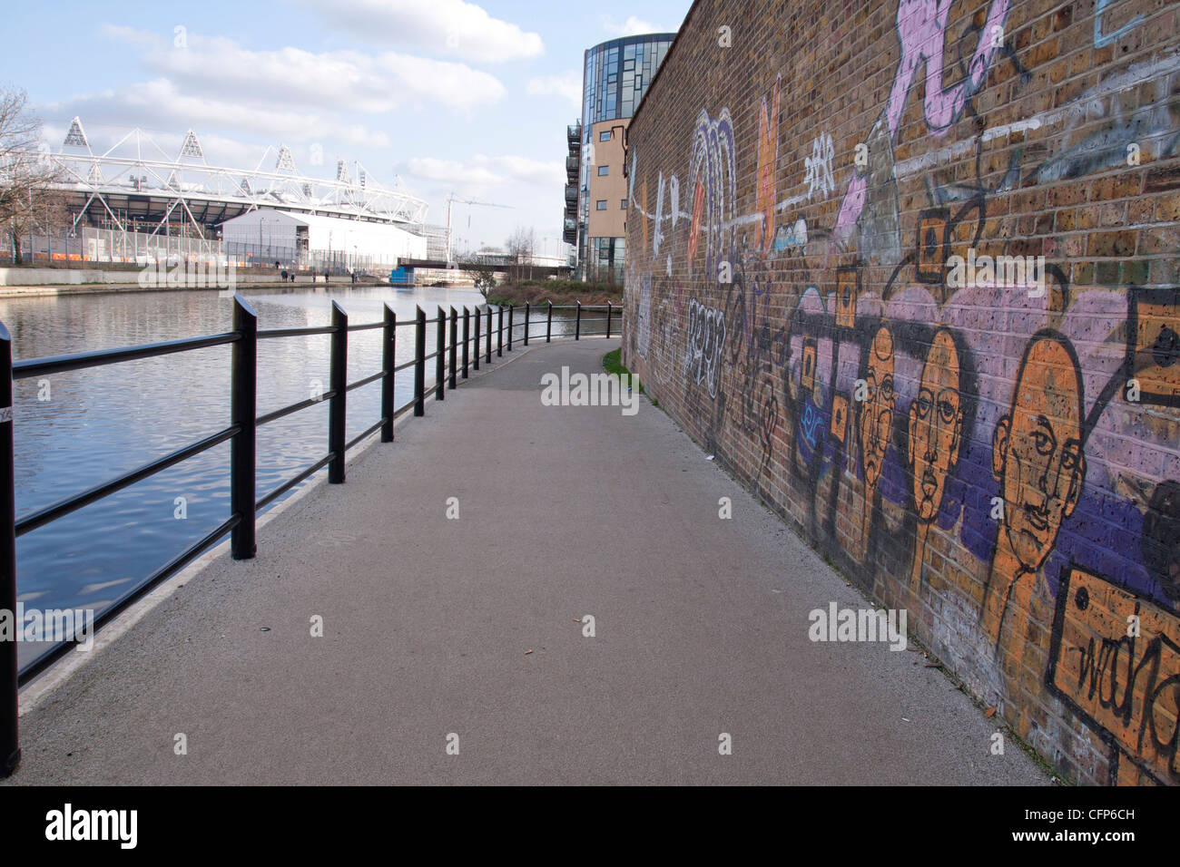 Vue sur le stade olympique du regents canal sentier avec river et mur de graffiti sportives, Voie verte est de Londres au Royaume-Uni. Banque D'Images