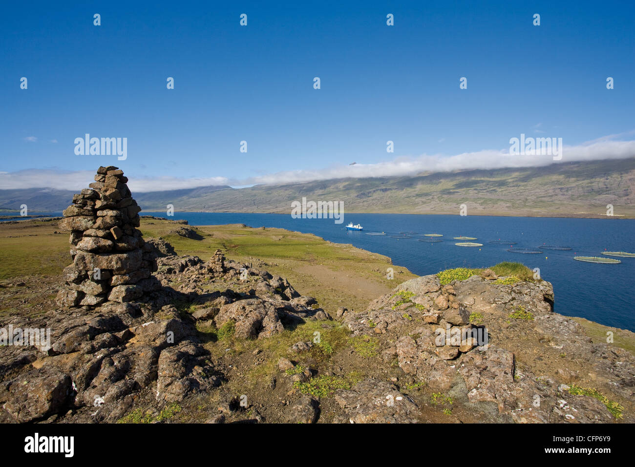 L'Islande, vue panoramique avec aquafarm visible à distance Banque D'Images