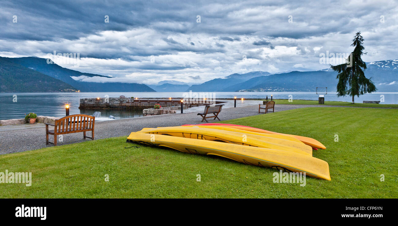 Canoës, Balestrand Sogn, hôtel, Norvège Banque D'Images