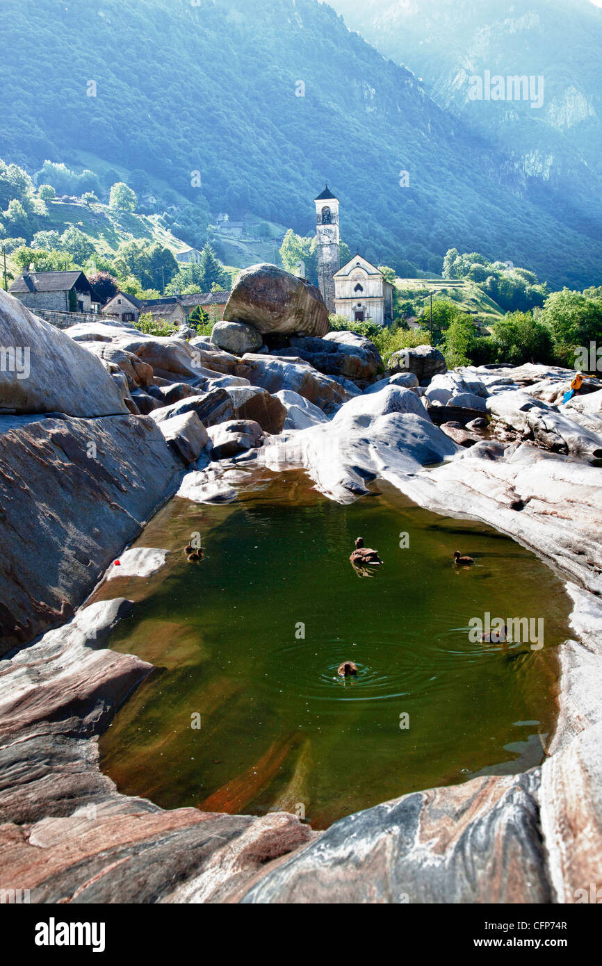 Le village de Lavertezzo sur Verzasca River, canton Tessin, Suisse, Europe Banque D'Images