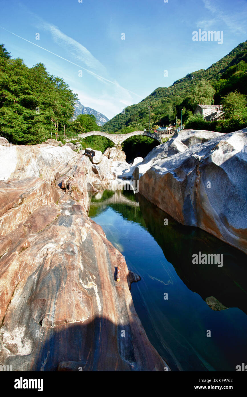 Le village de Lavertezzo sur Verzasca River, canton Tessin, Suisse, Europe Banque D'Images