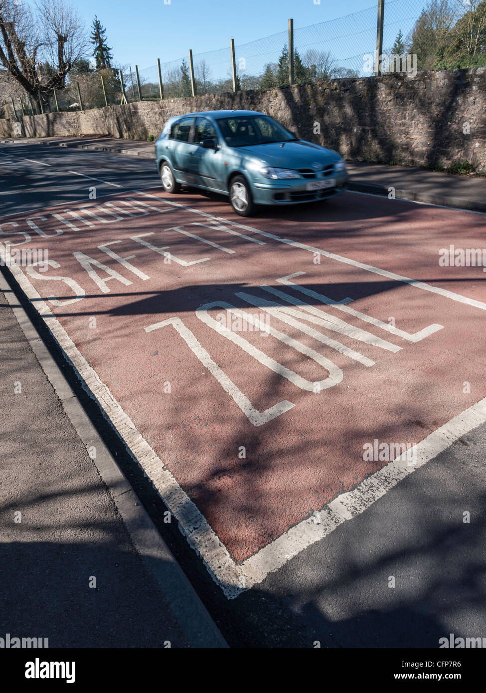 Zone de sécurité à l'école le marquage routier près de l'école primaire de Gloucestershire England UK. Banque D'Images