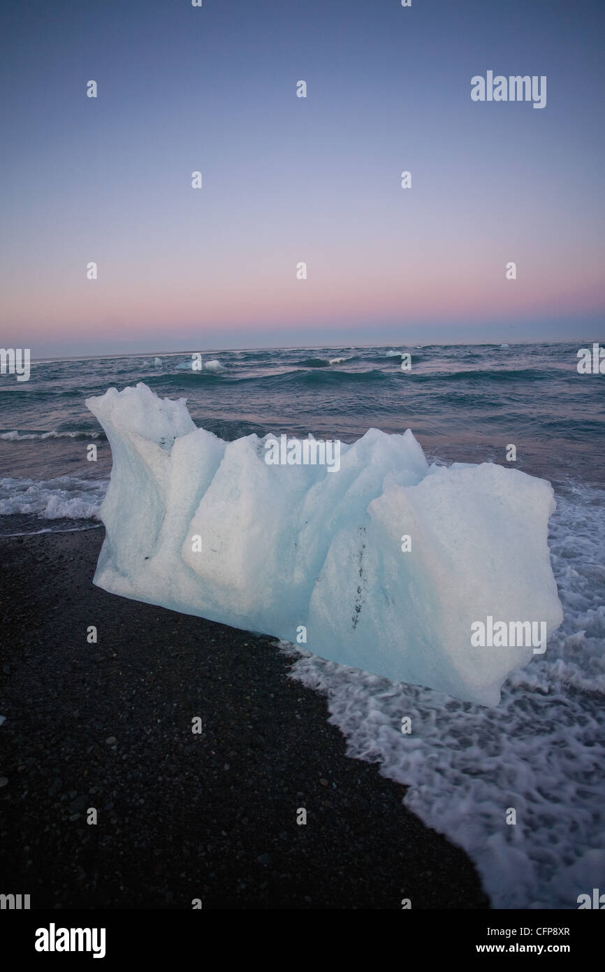 Grand morceau de glace échoués sur la plage, Jokulsarlon glacial lagoon, Iceland Banque D'Images