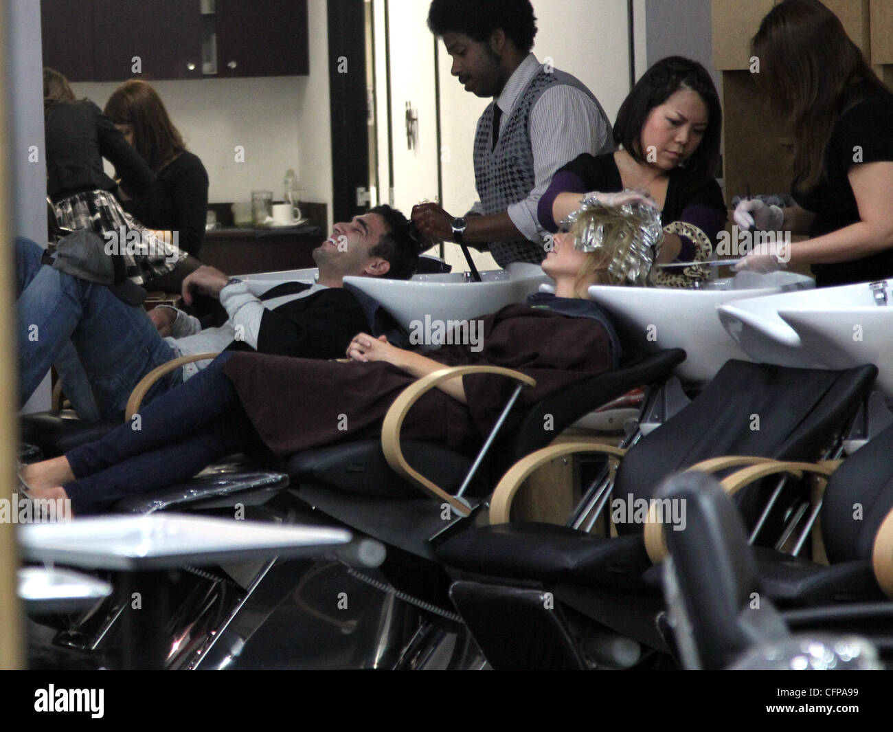 Ali Fedotowsky et Roberto Martinez pour leur couper les cheveux dans un salon de coiffure Loa Angeles, Californie - 04.02.11 Banque D'Images