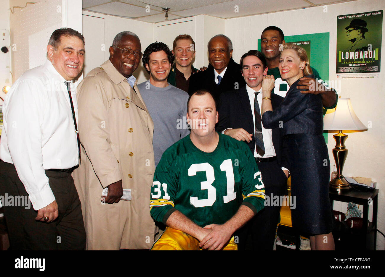 Dan Lauria, Hank Aaron, Thomas Kail, Bill Dawes, Chris Sullivan, Frank Robinson, Keith Nobbs, Robert Christopher Riley et Judith Light légendaire des joueurs de baseball Hank Aaron et Frank Robinson visitez la distribution de la production de Broadway "Lombardi" au Banque D'Images