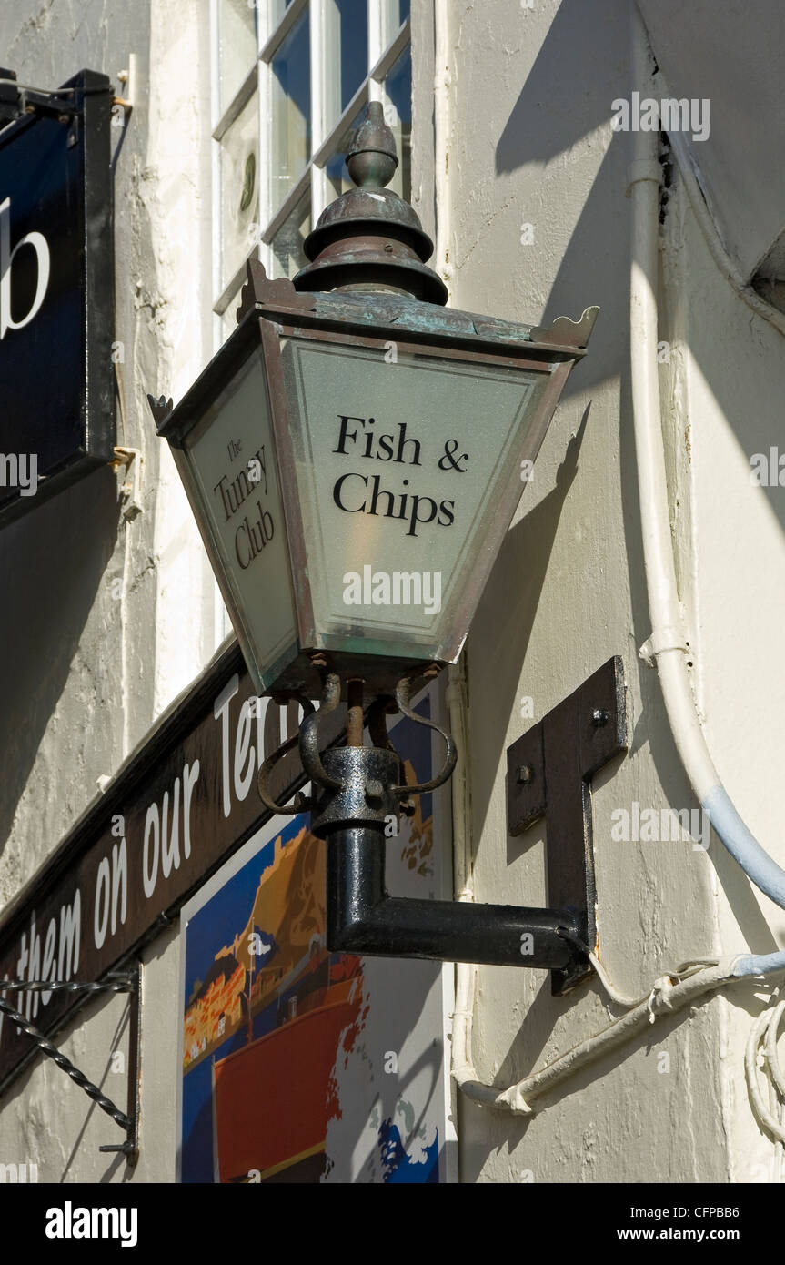 Gros plan du panneau de chips fish and chips à l'extérieur de la signalisation du magasin Angleterre Royaume-Uni GB Grande-Bretagne Banque D'Images