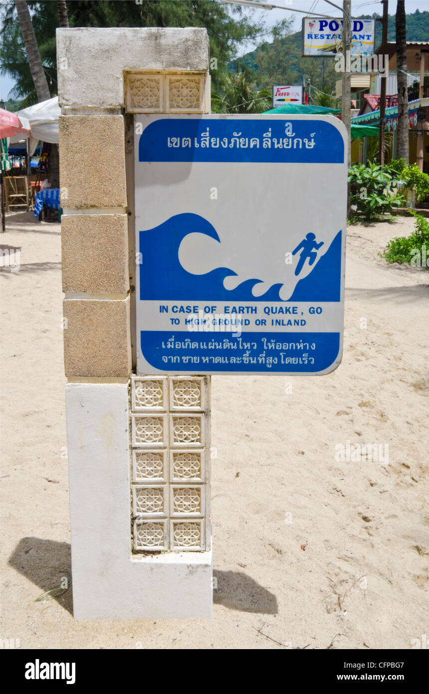 Évacuation Tsunami séisme signe indiquant pour courir en terrain plus élevé ou à l'intérieur des terres à Kamala Beach, Phuket, Thailand Banque D'Images
