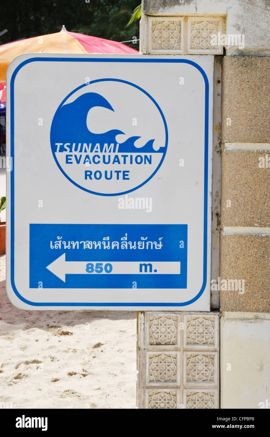 Parcours d'évacuation Tsunami signe à Kamala Beach, Phuket, Thailand Banque D'Images