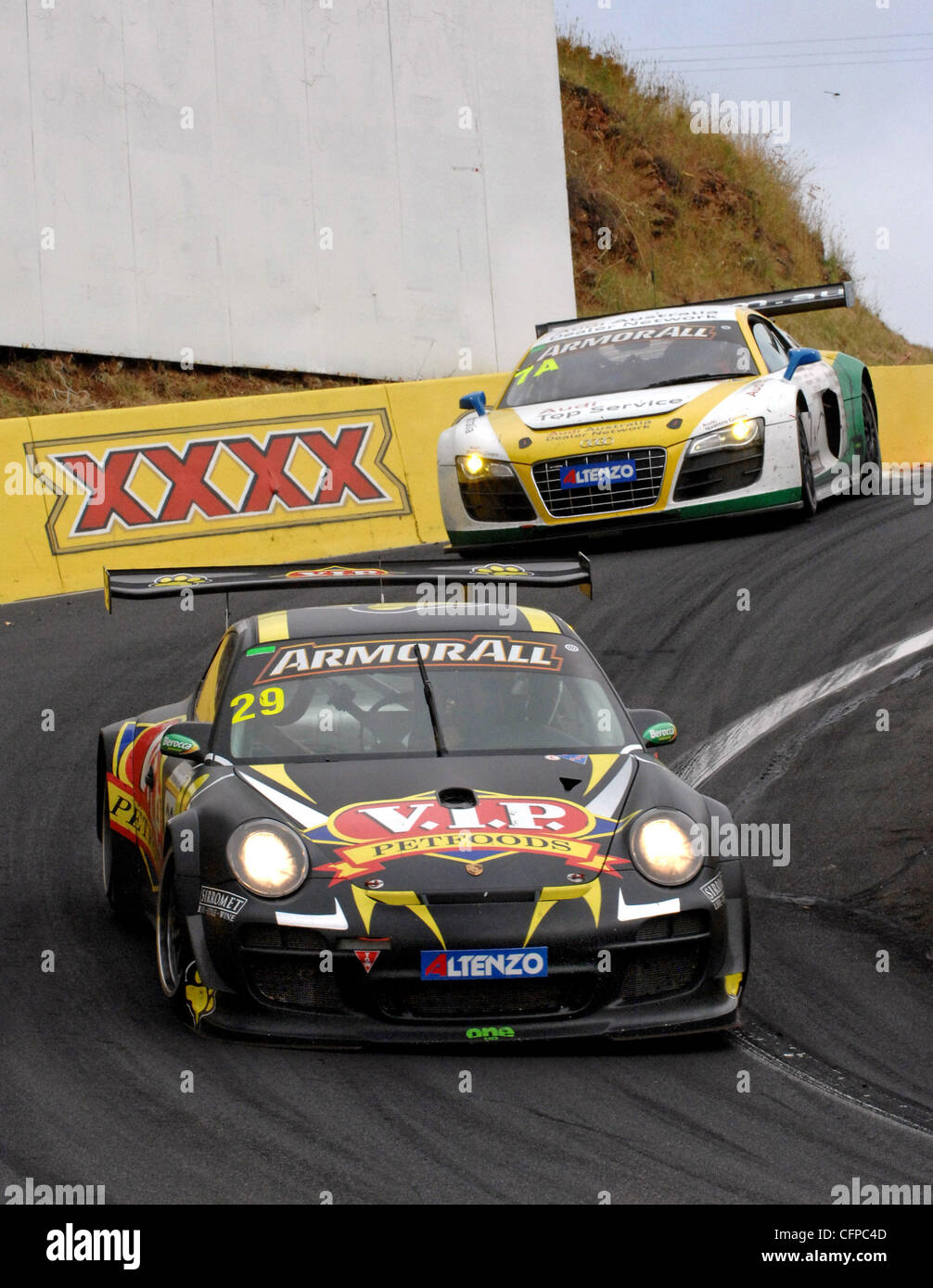 Atmosphère d'Armor All Bathurst 12 heures à Mount Panorama. Le premier ministre de l'Australie, l'exécution d'une course d'endurance de 292 tours de l'enregistrement 4-mile, 23-tour mont Panorama circuit. Mount Panorama, Australie - 06.02.11 Banque D'Images