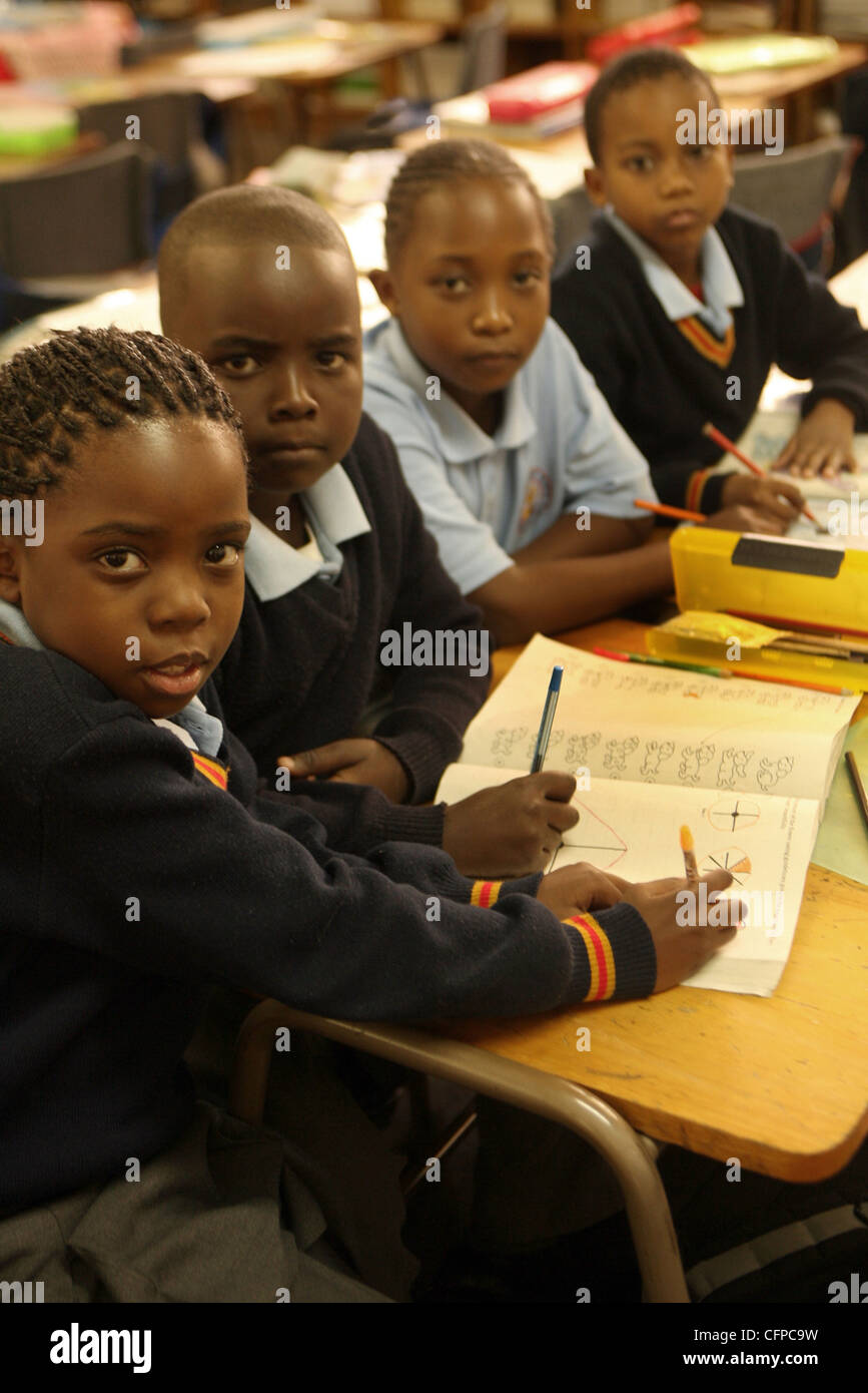 Les apprenants faisant le travail en classe à une école communautaire à Johannesburg, Gauteng Province ; Afrique du Sud. Photo par Watson Z Mcoteli Banque D'Images