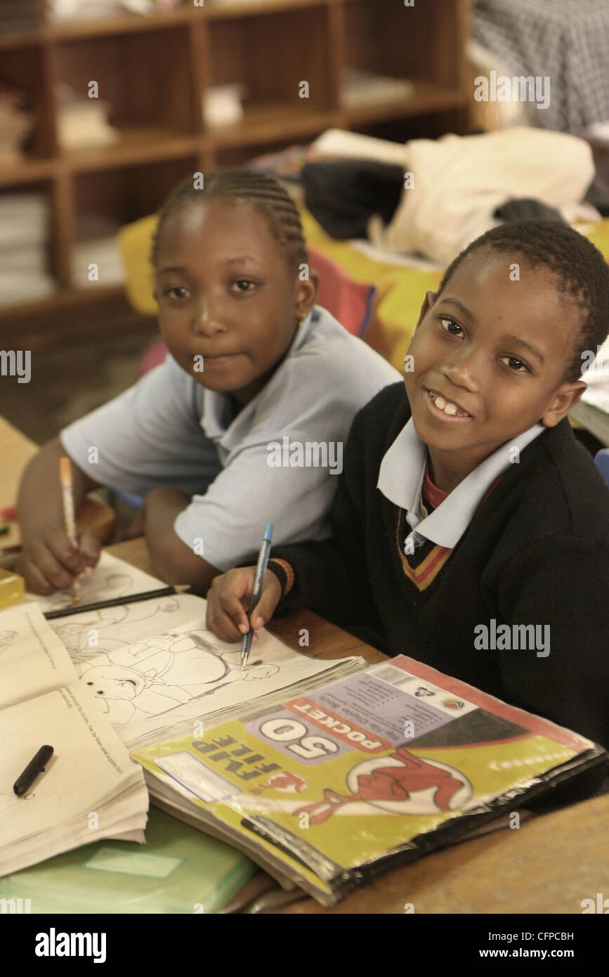 Les apprenants faisant le travail en classe à une école communautaire à Johannesburg, Gauteng Province ; Afrique du Sud. Photo par Watson Z Mcoteli Banque D'Images