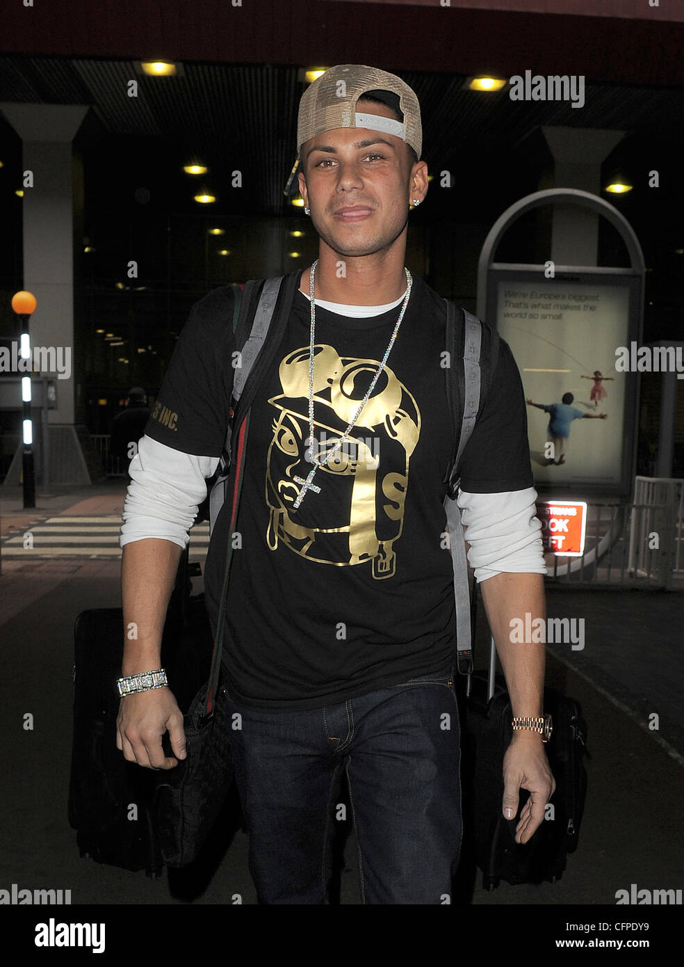 DJ Pauly D aka Paul DelVecchio de hit TV show américain 'Jersey Shore' arrive à l'aéroport de Heathrow pour promouvoir le spectacle au Royaume-Uni. Pauly dit lutjans c'était sa première visite en Angleterre, et il était impatient de voir les curiosités. Londres, Angleterre - 07 Banque D'Images